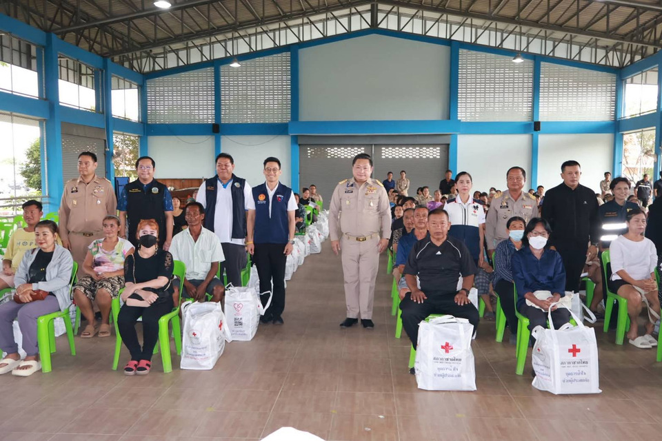 อ่างทองลุยช่วยน้ำท่วม! มอบถุงยังชีพ 467 ครัวเรือน ขณะที่แม่น้ำเจ้าพระยาเพิ่มสูงต่อเนื่อง 