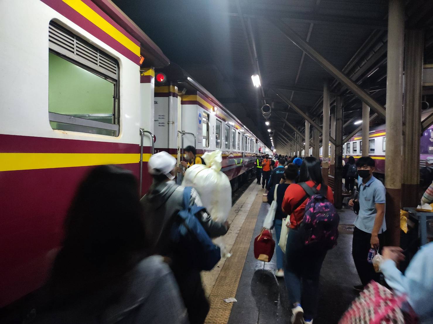 ปชช.แห่ขึ้นรถไฟกลับบ้านวันแรก (29ธ.ค.) เที่ยวปีใหม่ เกือบแสนคน