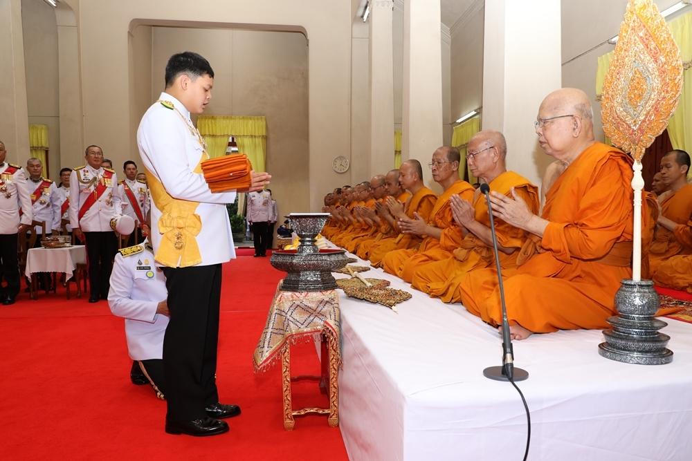 "เจ้าฟ้าทีปังกรรัศมีโชติฯ"  เสด็จแทนพระองค์ ถวายผ้าพระกฐิน ณ วัดพระปฐมเจดีย์