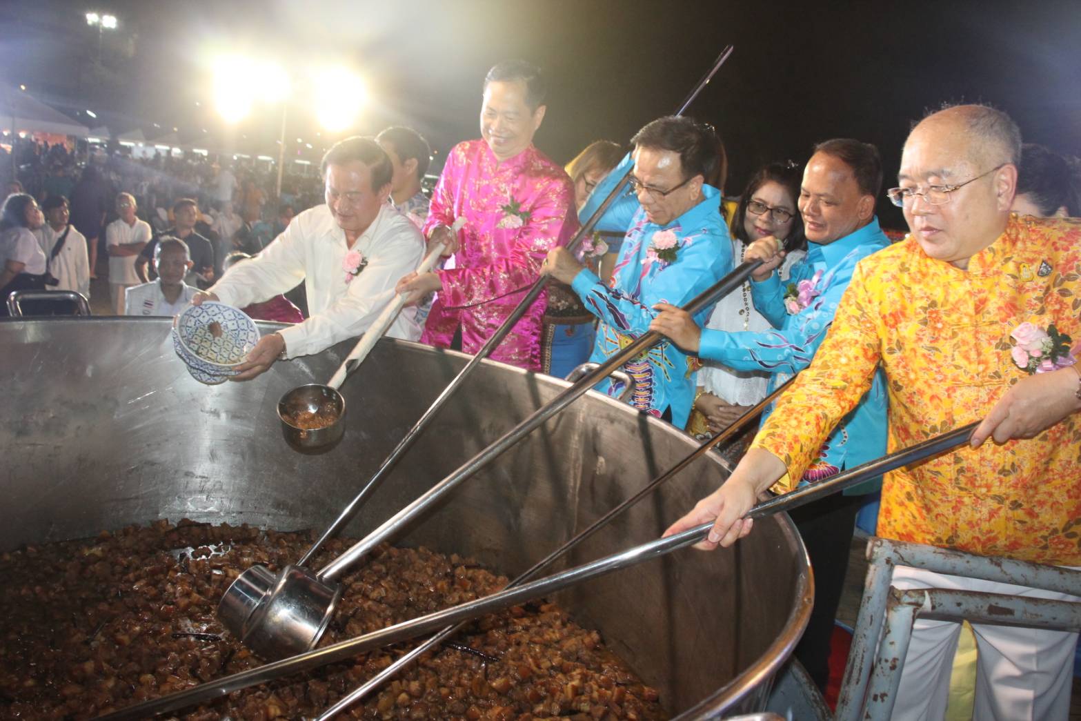 พ่อเมืองภูเก็ตโชว์ปรุง"หมูฮ้อง"หม้อยักษ์ เปิดงาน'เทศกาลอาหารพื้นเมืองของดีชาวภูเก็ต"