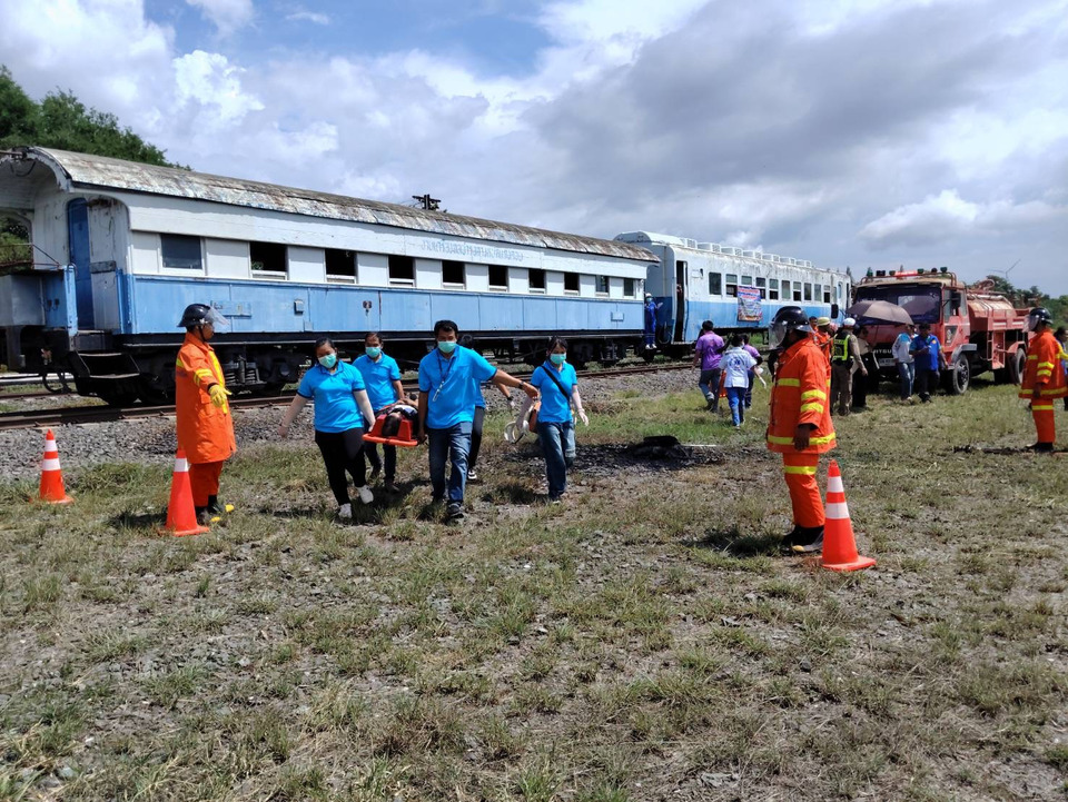 ชัยภูมิซ้อมแผนอุบัติเหตุหมู่สุดสมจริง จำลองรถไฟชนกระบะไฟไหม้ รับเทศกาลดอกกระเจียวบาน 
