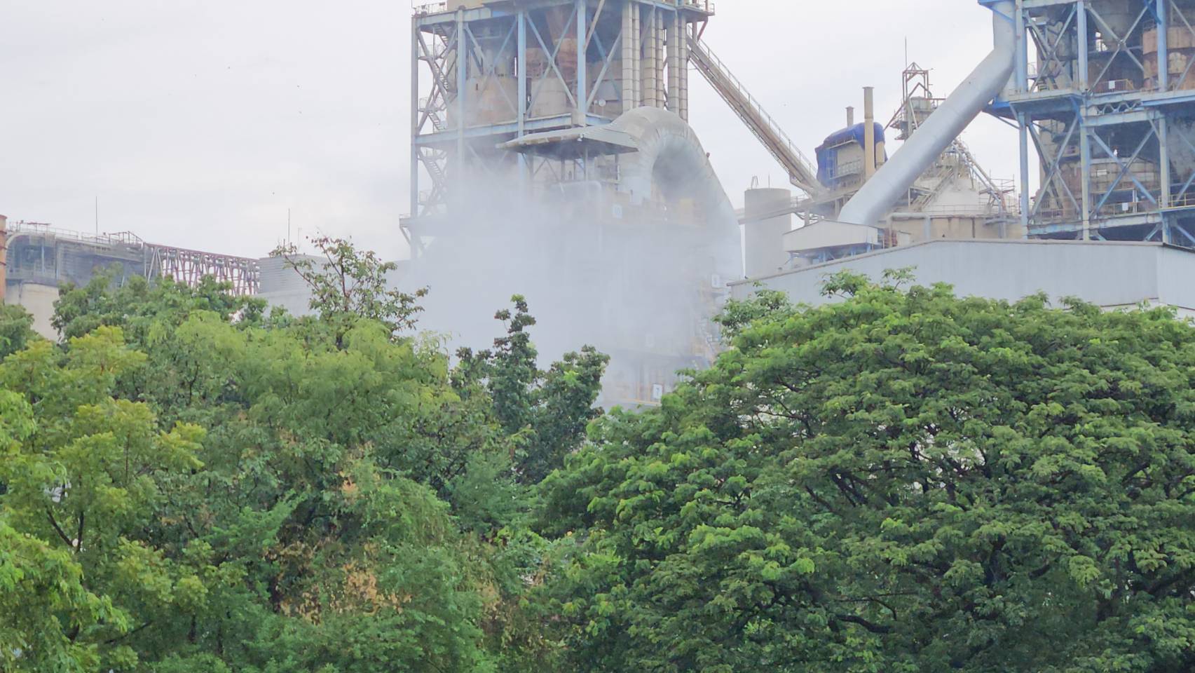 สระบุรี ชาวบ้านแตกตื่นไฟไหม้ถัง Use Oil โรงงานปูนซิเมนต์ไทย ท่าหลวง ที่แท้แค่จัดซ้อมแผนเหตุฉุกเฉิน