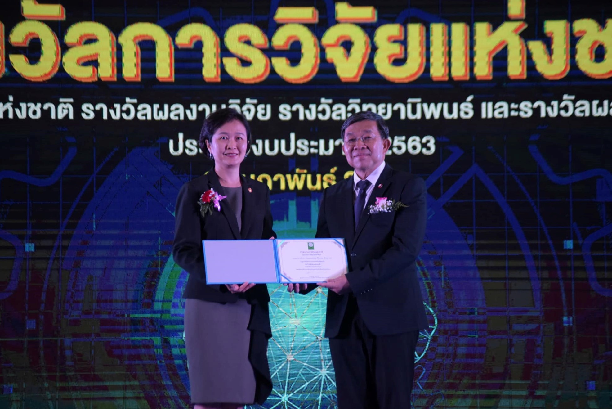 ธรรมศาสตร์คว้า ‘นักวิจัยดีเด่นแห่งชาติ’ ปี 63 แนะมหาลัยผนึก ‘เอกชน-ตปท.’ แก้ปัญหาชาติ