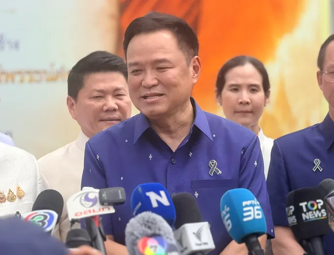 “อนุทิน” หัวเราะไม่ตอบ “ศิริกัญญา” เหน็บรายการ “คุยกับครม.อนุทิน” กระแสรบ.ตก บอกทำงานเกือบครึ่งปีแล้วถึงพีอาร์ผลงาน