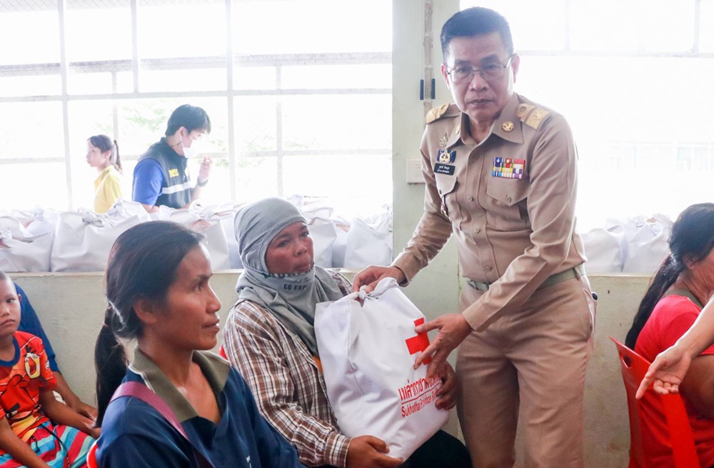 ผู้ว่าฯสุโขทัย ลงพื้นที่มอบถุงยังชีพเหล่ากาชาดฯให้กับผู้ประสบภัยวาตภัย ในพื้นที่อำเภอคีรีมาศ
