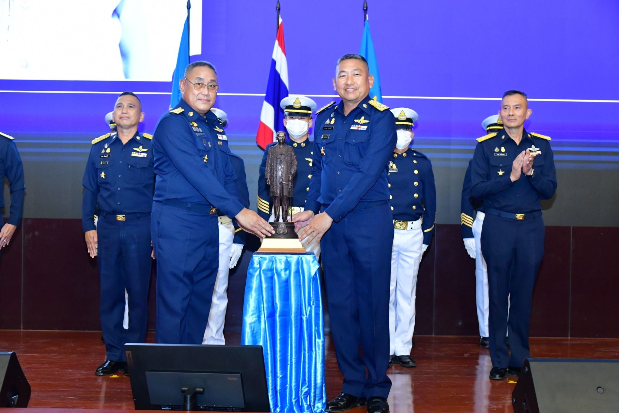 "ผบ.ทอ." ร่วมพิธีเทิดเกียรติ อำลาชีวิตราชการ  ร่วมงานเชิดชูเกียรติศิษย์เก่า โรงเรียนนายเรืออากาศนวมินทกษัตริยาธิราช 