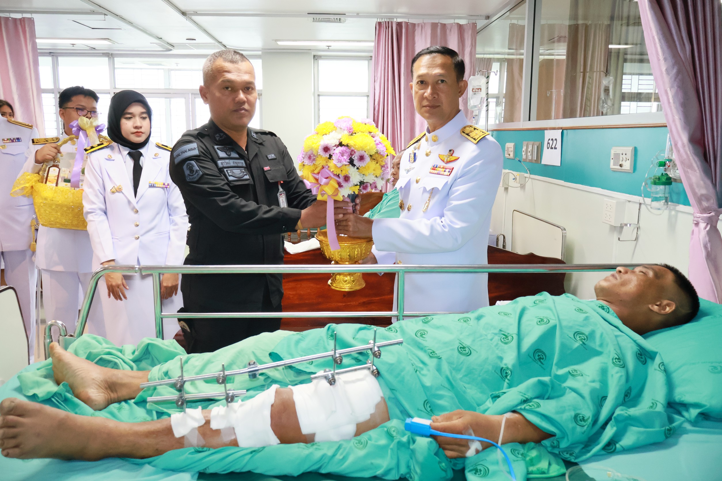 "ในหลวง" โปรดเกล้าฯผู้ว่าฯนราธิวาส เชิญดอกไม้และตะกร้าสิ่งของพระราชทานฯ มอบแก่ผู้ได้รับบาดเจ็บจากเหตุคนร้ายลอบวางระเบิด