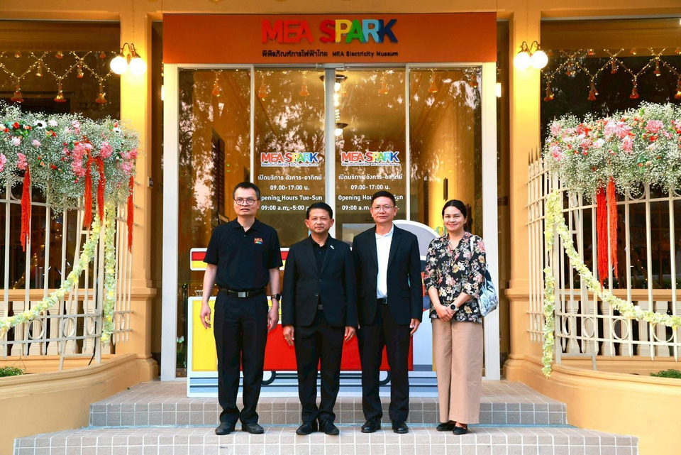 MEA เนรมิต “MEA SPARK” แลนด์มาร์กใหม่กลางกรุง โชว์นิทรรศการแสงสีสุดตระการตา “Flowers Light SPARK”