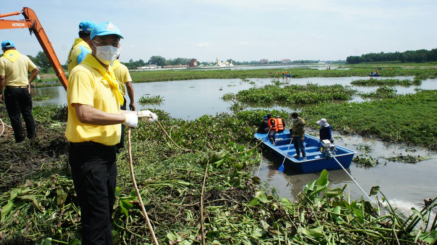 ท้องถิ่นยโสธรนำเรือท้องแบนร่วมกำจัดผักตบชวาลำน้ำทวนเพื่อรองรับน้ำฝน