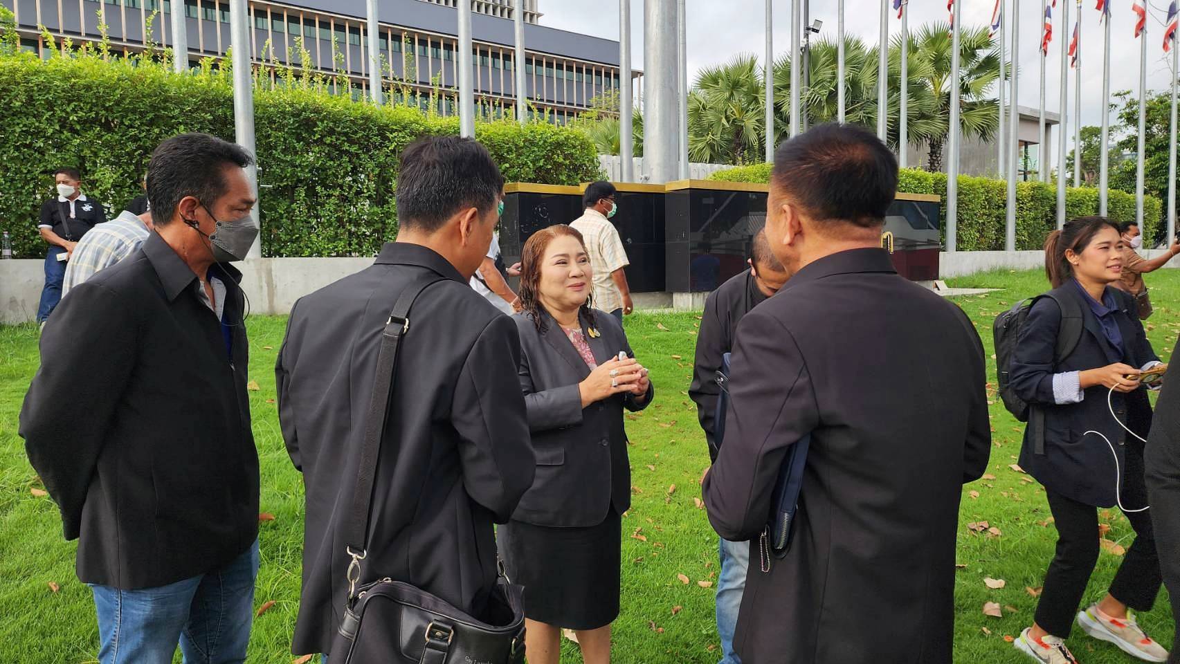 ชาวประมง 22 จ.ทั่วประเทศ บุกสภาฯจี้สส.เร่งผ่านกม.ประมง ขณะที่องค์ประชุมสภาฯร่อแร่หวิดล่มตลอด