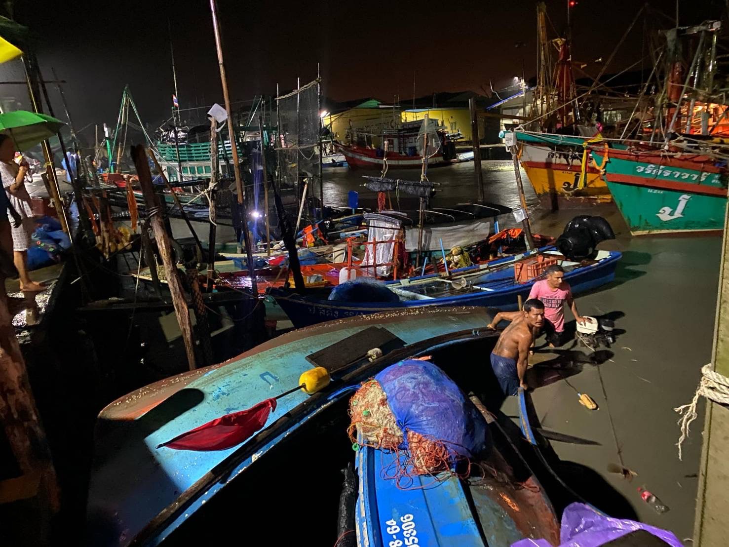 ฝนตกหนักพายุลมแรง เรือจอดเทียบท่า ล่มหลายลำ หลังเจอลมพัด
