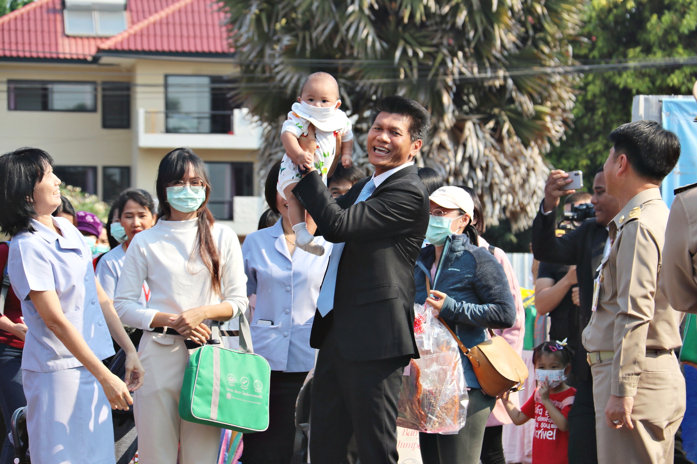"หมอตี๋" ประธานปิดศูนย์กักกันโรคร่วมส่งคนไทยจากอู่ฮั่นกลับบ้าน 137 คน