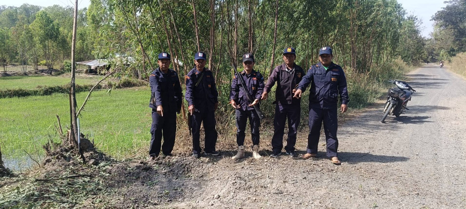 ชรบ.บ้านด่านรุดตรวจหลุมระเบิด เฝ้าชายแดนสุรินทร์ หลังปะทะเดือดตาควาย–ตาเมือนธมยามเช้า