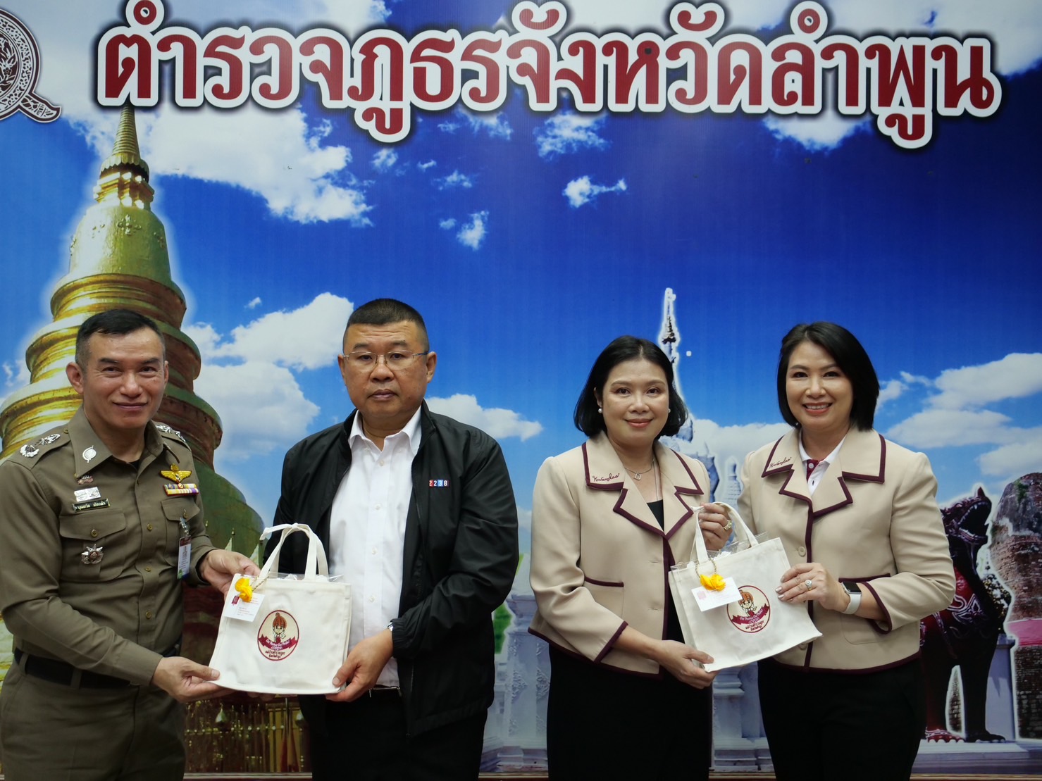ผบ.ตร.พร้อมนายกสมาคมแม่บ้านตำรวจตรวจเยี่ยมจังหวัดลำพูน 