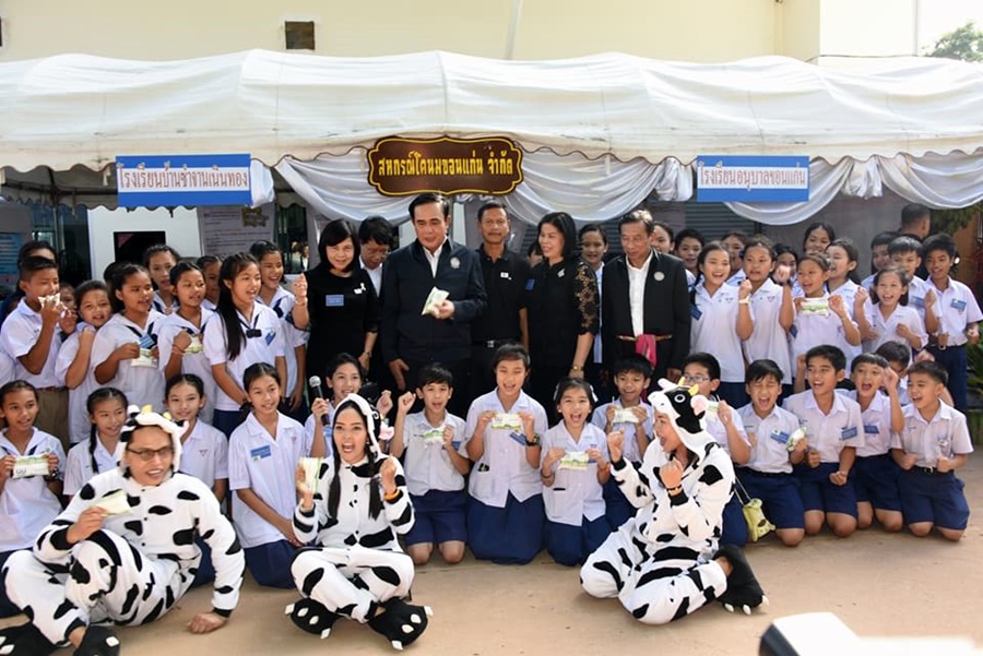 นายกฯ ลงพื้นที่เยี่ยมชมสหกรณ์โคนมขอนแก่น จำกัด พร้อมมอบทุนสร้างธนาคารโคนมทดแทนฝูง 4.95 ล้าน