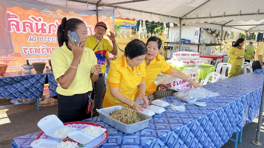 จิตอาสาชัยภูมิ เปิดโรงทานแจกอาหารฟรี ถวายเป็นพระราชกุศลวันคล้ายวันสวรรคต ร.9