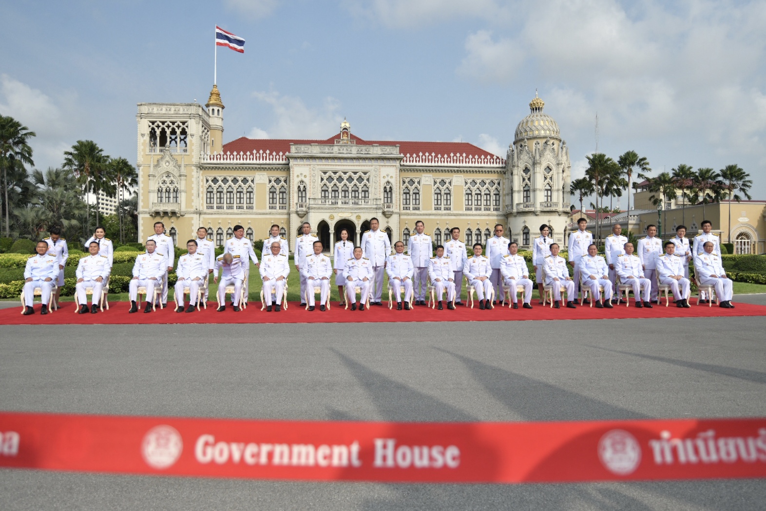 ประมวลภาพ ‘ครม.ตู่ 2/4’ นำโดย 'นายกฯ'  หน้าตึกไทยคู่ฟ้า ทำเนียบรัฐบาล บรรยากาศสุดชื่นมื่น