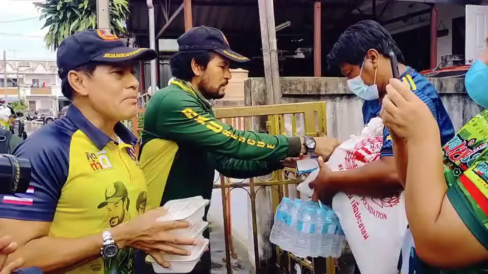"ท็อป-ไทด์" นำทัพร่วมกตัญญู ลุยแจกถุงยังชีพชาวบ้านน้ำท่วมย่านบางบ่อ