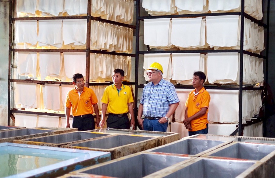 กยท. ปล่อยกู้เกษตรกร สถาบันเกษตรกรฯ ผู้ประกอบกิจการยาง 2.5 พันล้าน มุ่งรักษาระดับราคา และพัฒนาการแปรรูปยางพาราในประเทศ สอดรับยุค 4.0