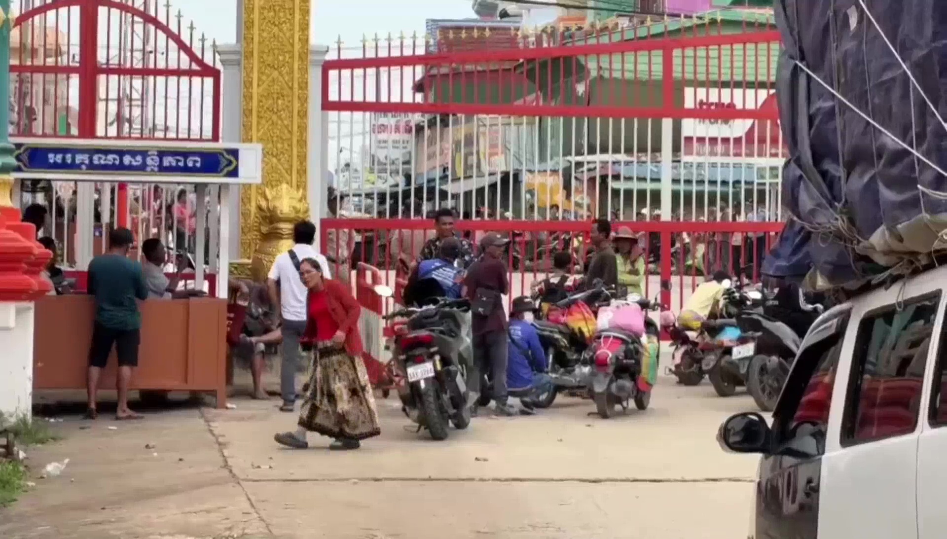 ด่านชายแดนบ้านแหลมป่วน!  ตม.เขมรปิดด่านไม่บอกกล่าว  รถชาวกัมพูชาข้ามมาซื้อสินค้าต่างตกค้าง กลับไม่ได้ 