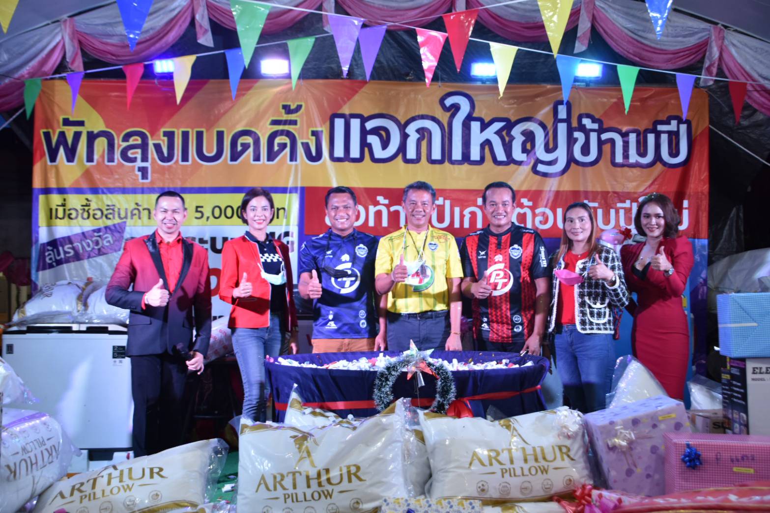 เจ้าของร้านเฟอร์นิเจอร์จ.พัทลุงใจป้ำ แจกรถยนต์กระบะ พร้อมของขวัญคืนกำไรให้ลูกค้ากว่า2ล้านบาท