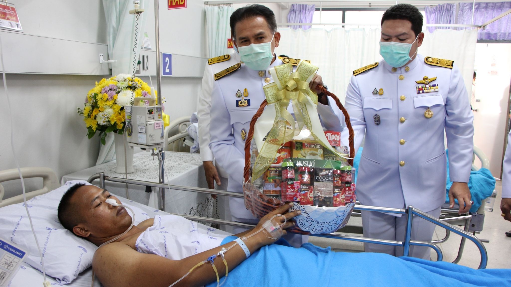 ผู้ว่าฯ นราธิวาส เชิญดอกไม้และตะกร้าสิ่งของแก่ทหารที่บาดเจ็บจากการปฏิบัติหน้าที่ ในพื้นที่ระแงะ 