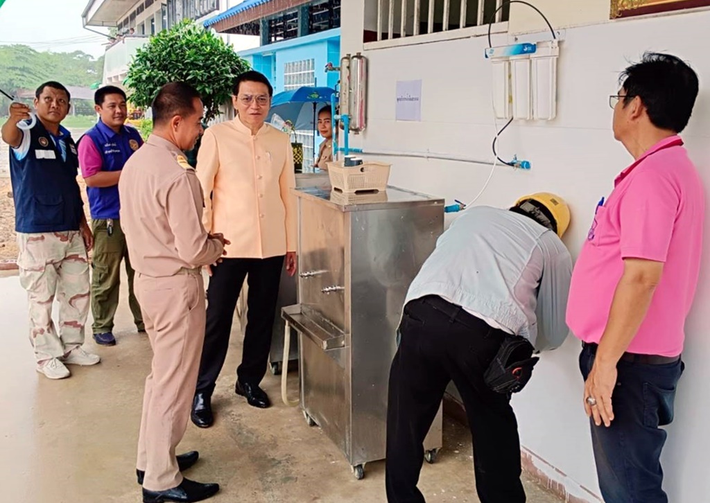 นอภ.คำเขื่อนแก้ว คุมเข้มถังน้ำดื่มภายในโรงเรียนป้องกันไฟฟ้าดูดเด็กนักเรียน 