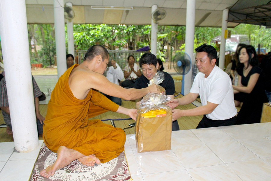 ทิพยประกันชีวิต ทำนุบำรุงพระพุทธศาสนา   ถวายกุฏิ และเทียนพรรษา  จ. มหาสารคาม   