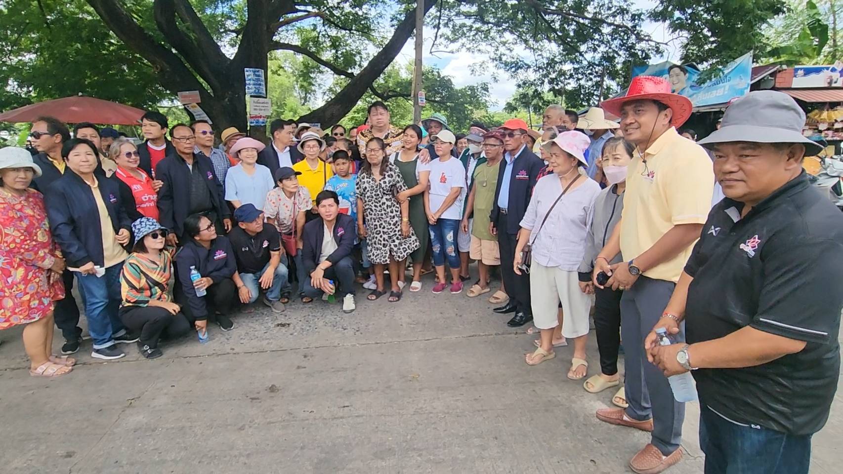 อดีตที่ปรึกษารัฐมนตรีช่วยเกษตรฯ ลงพื้นที่ซ่อมถนนชำรุดช่วยเหลือชาวบ้านสามชุมชนกว่า400หลังเดินทางปลอดภัยไม่เสี่ยงอุบัติเหตุ