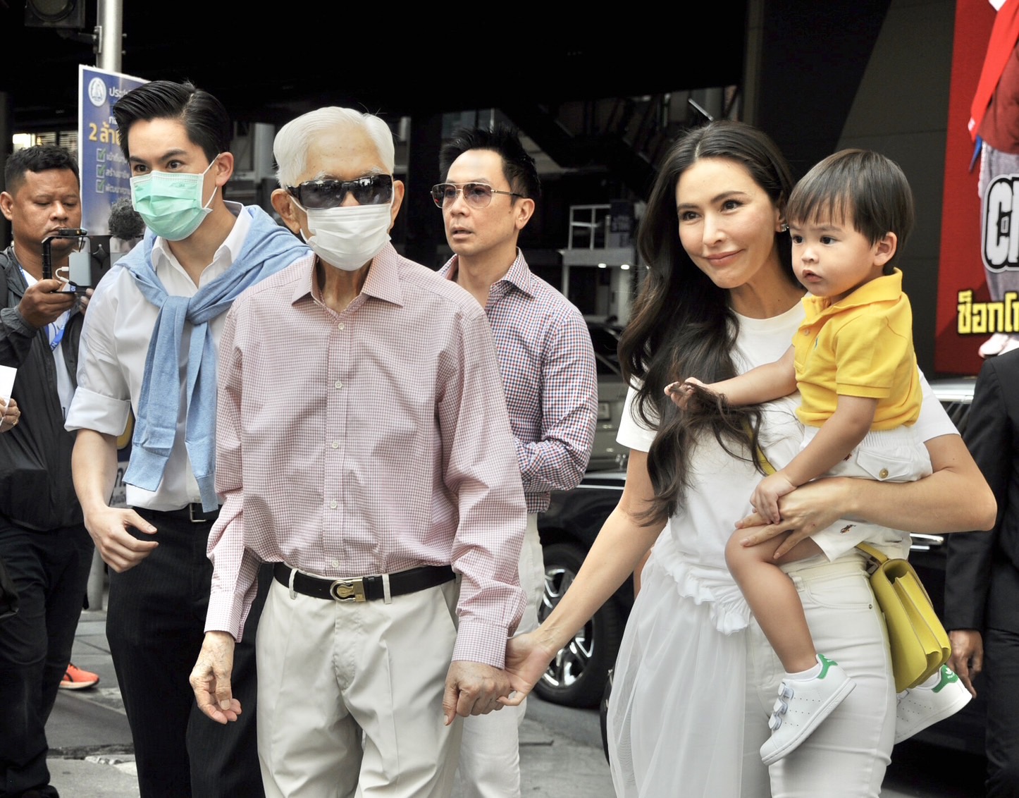 ศรีริต้า เจนเซ่น ณรงค์เดช นักแสดงพร้อมครอบครัว มาใช้สิทธิลงคะแนนเลือกตั้ง