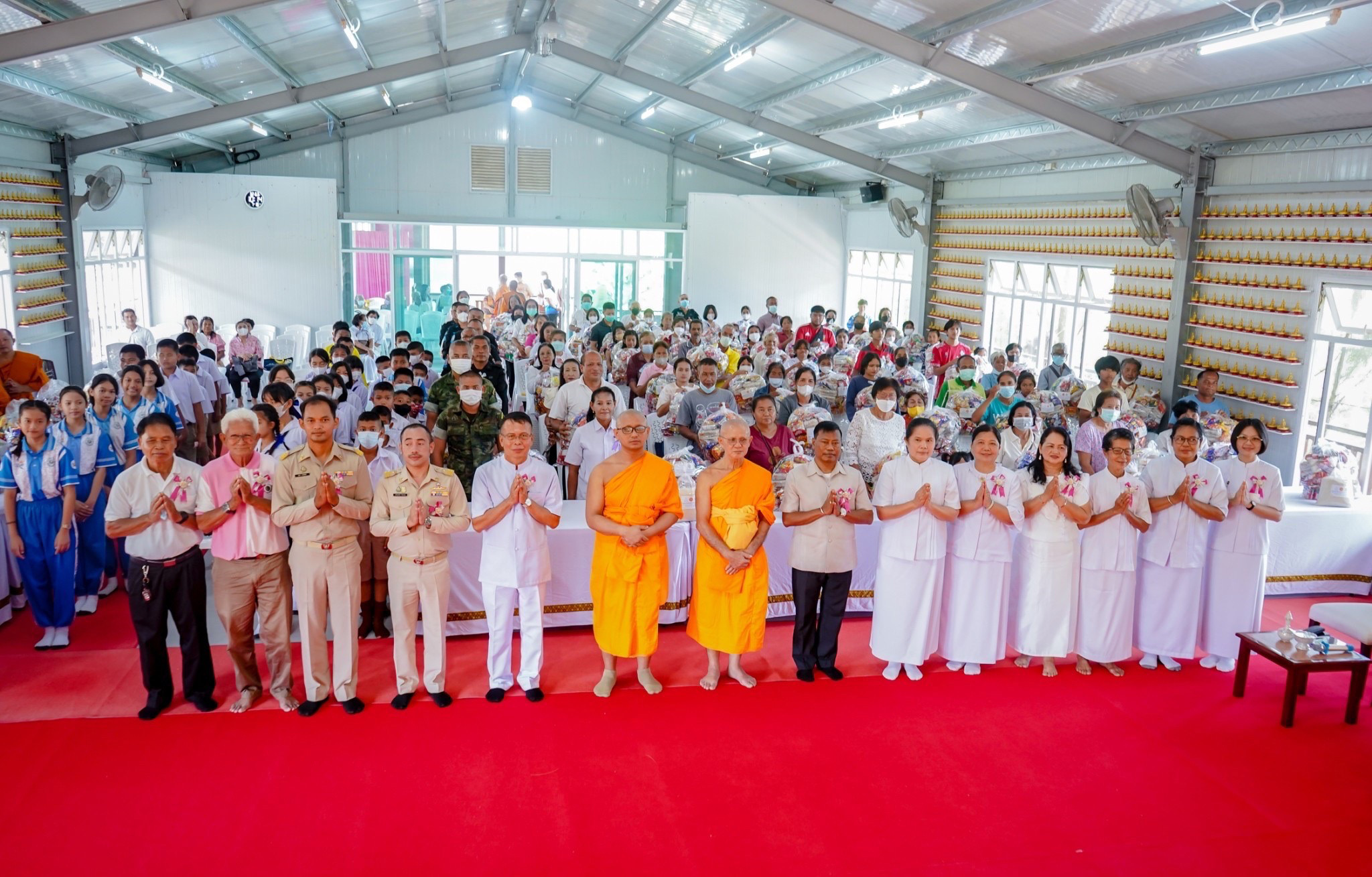ปทุมธานี วัดพระธรรมกาย ส่งมอบข้าวสารอาหารแห้งถึงมือผู้ที่อยู่อาศัยในพื้นที่ความไม่สงบชายแดนใต้