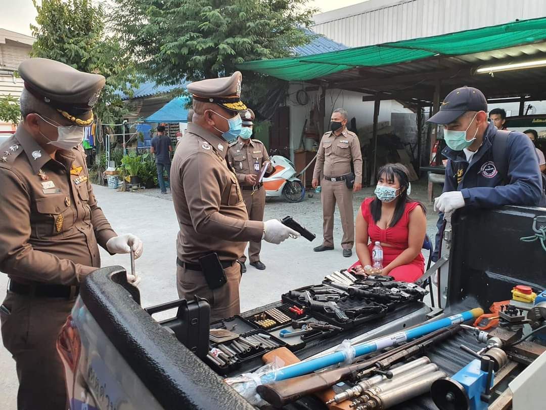 “บิ๊กแซ็ก”โชว์จับกุมนายธีรภัทร(กล๊อฟ)ผลิตอาวุธปืนเถื่อน