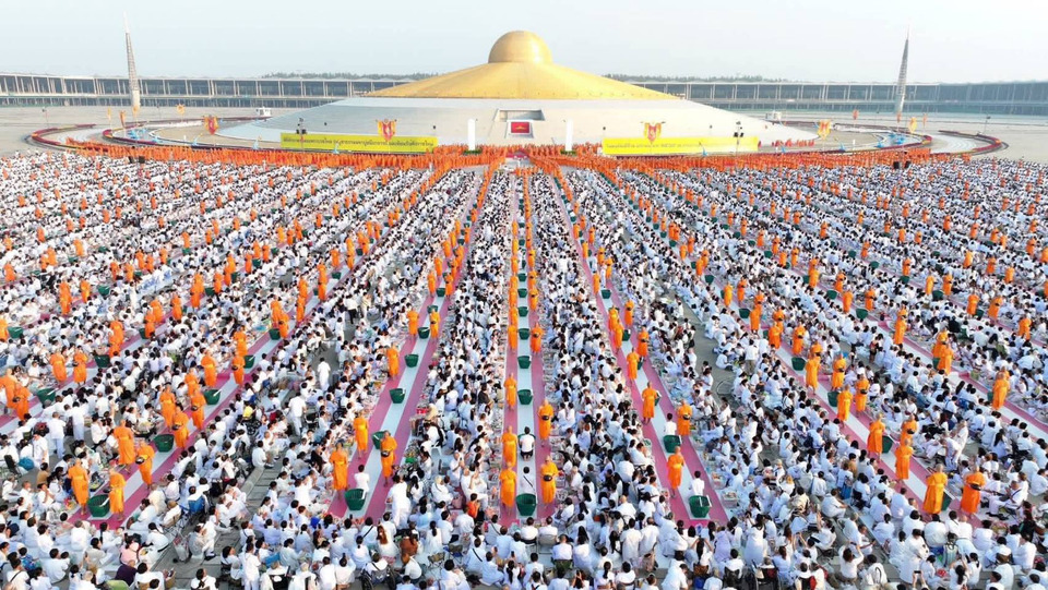 วัดพระธรรมกายจัดกิจกรรมตักบาตรพระ 3,000รูป ต้อนรับศักราชใหม่ 2569