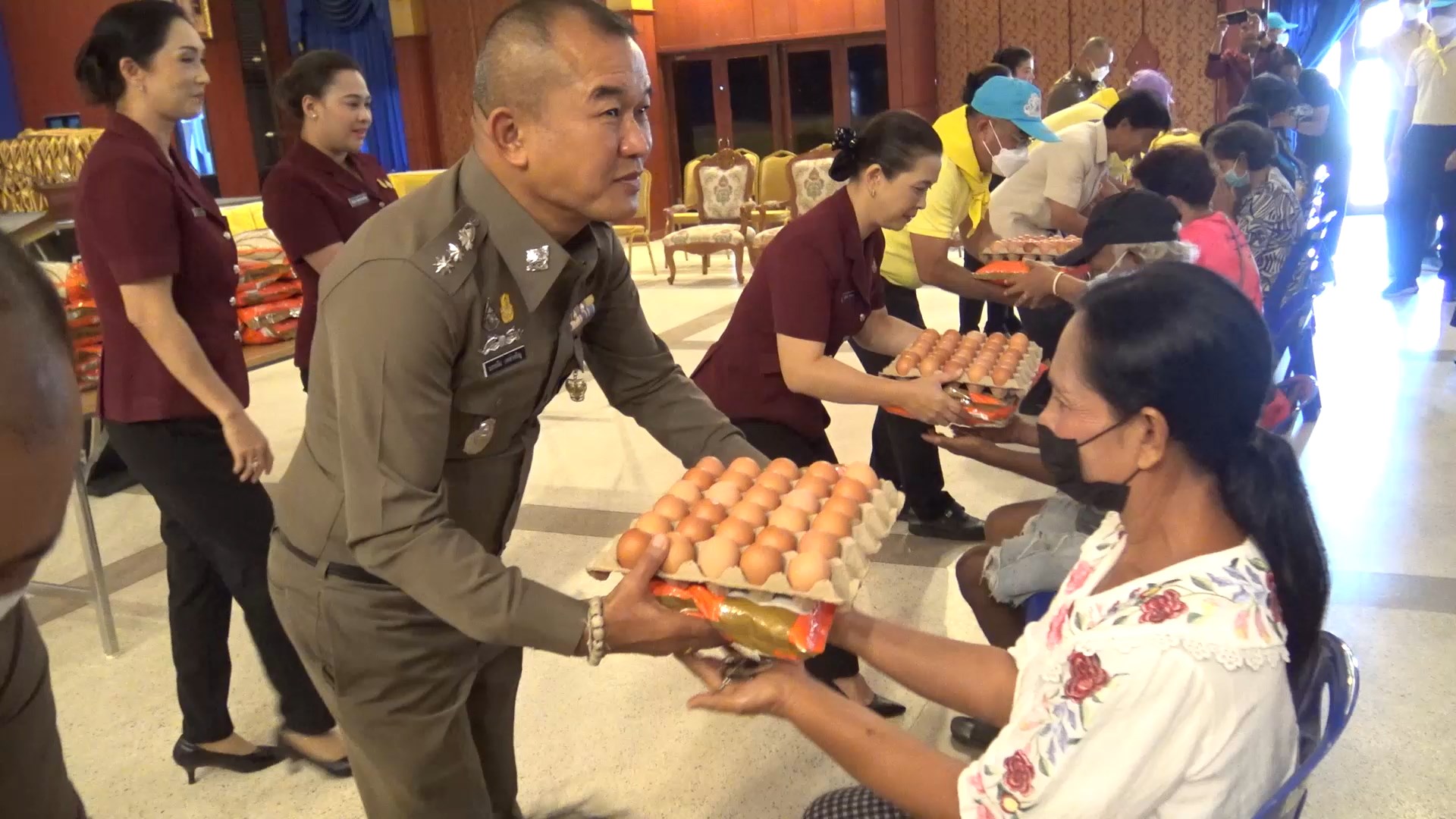 จิตอาสาตำรวจภูธรสงขลามอบข้าวสารไข่ไก่ให้ประชาชน 