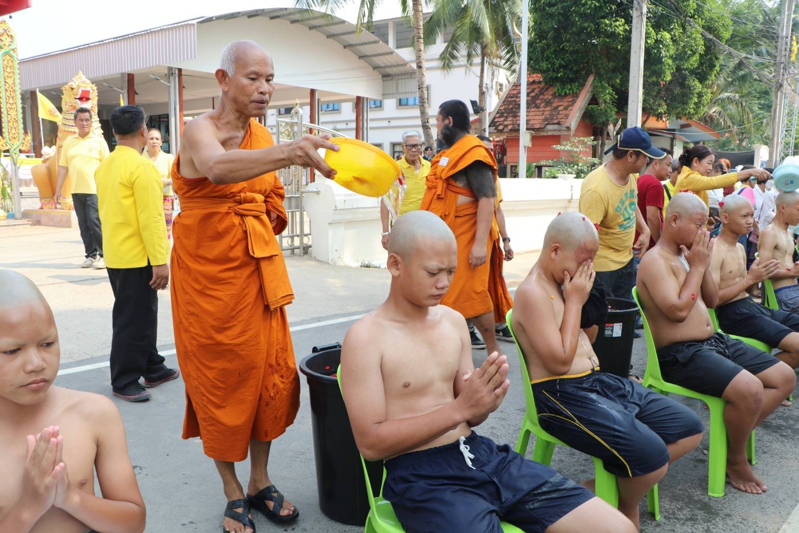   จังหวัดน่านจัดพิธีปลงผมนาคและบายศรีสู่ขวัญนาคที่เข้าร่วมโครงการบรรพชาสามเณรภาคฤดูร้อน 