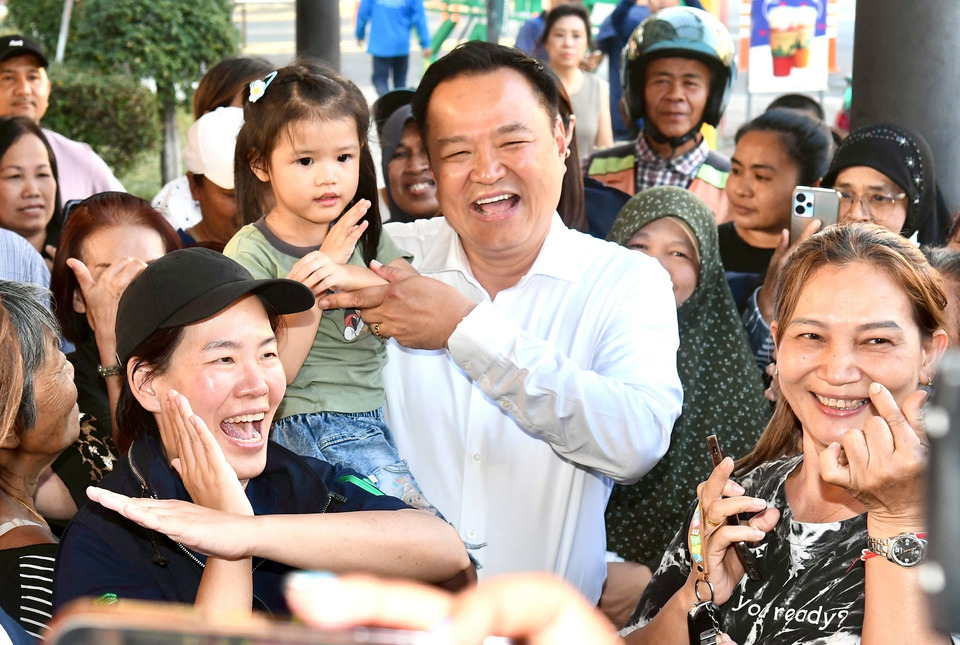 "อนุทิน" หาเสียงบางกะปิ ช่วย "ฐิติภัสร์" ชาวบ้านขอถ่ายรูปคึกคัก  ดีใจได้เจอตัวจริง โดนเซวเป็นนายกฯแล้วอย่ากินเค้กส้ม  