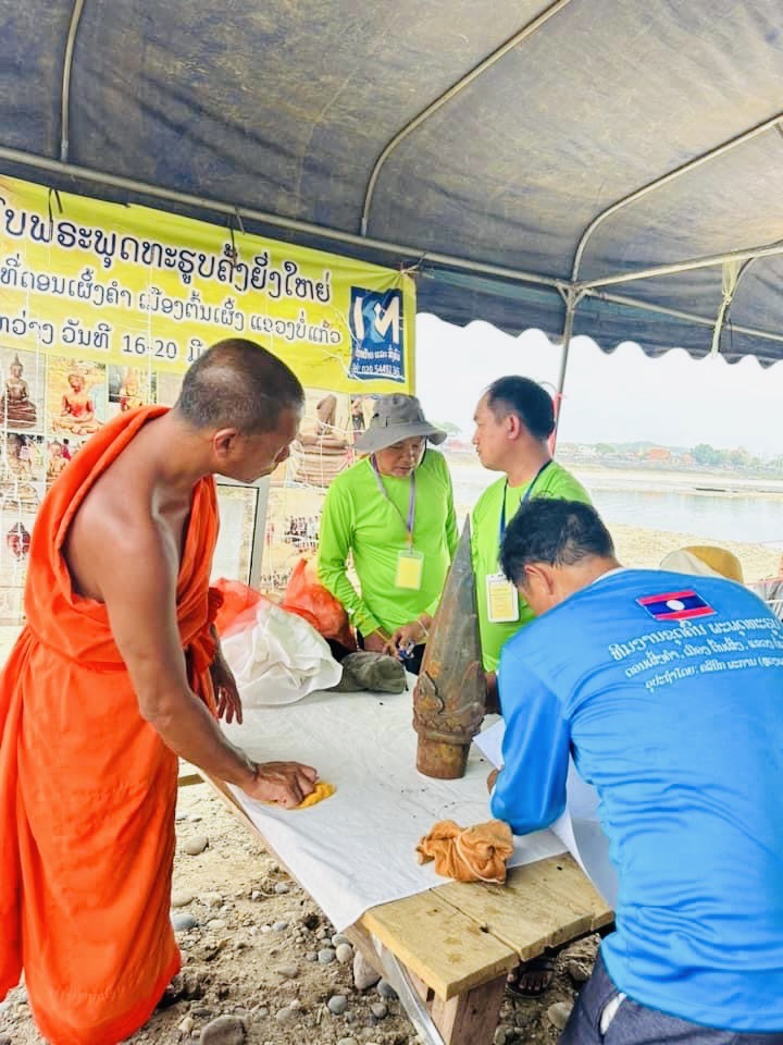 ฮือฮา! ฝั่งลาวพบเปรวรัศมีบนพระเศียรพระพุทธรูปองค์ใหญ่