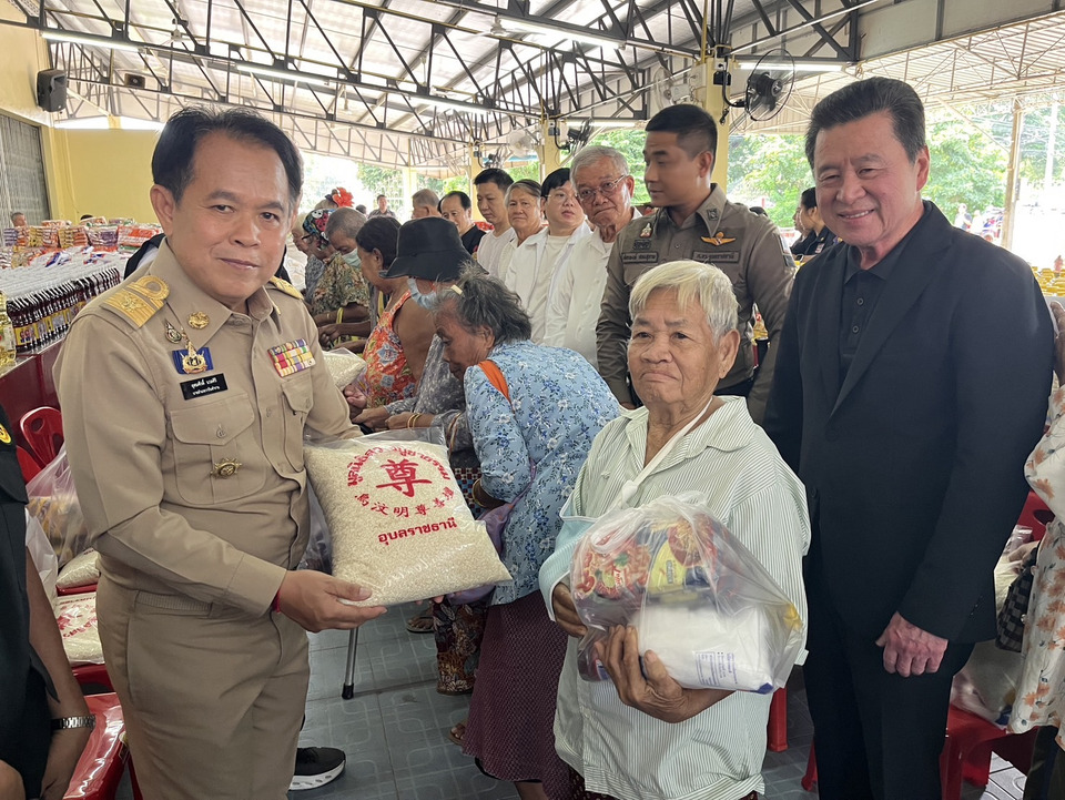 อุบลฯ คึกคัก! ทิ้งกระจาด “ซิโกว” มูลนิธิสว่างบูชาธรรมสถาน ประชาชนกว่า 5,000 คนรอรับของแจก