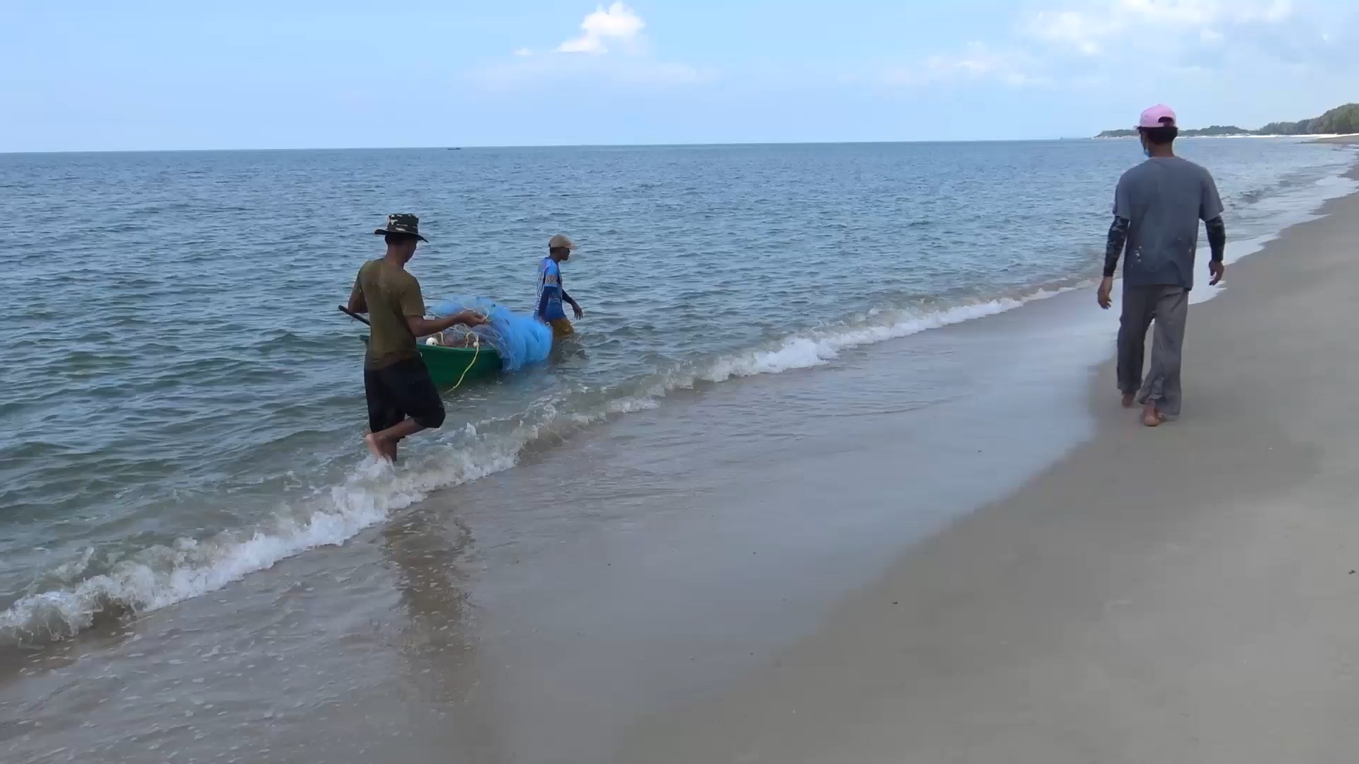 สามหนุ่มช่างทาสีใช้เวลาว่างลากอวนจับปลาริมตลิ่งชายหาดชลาทัศน์