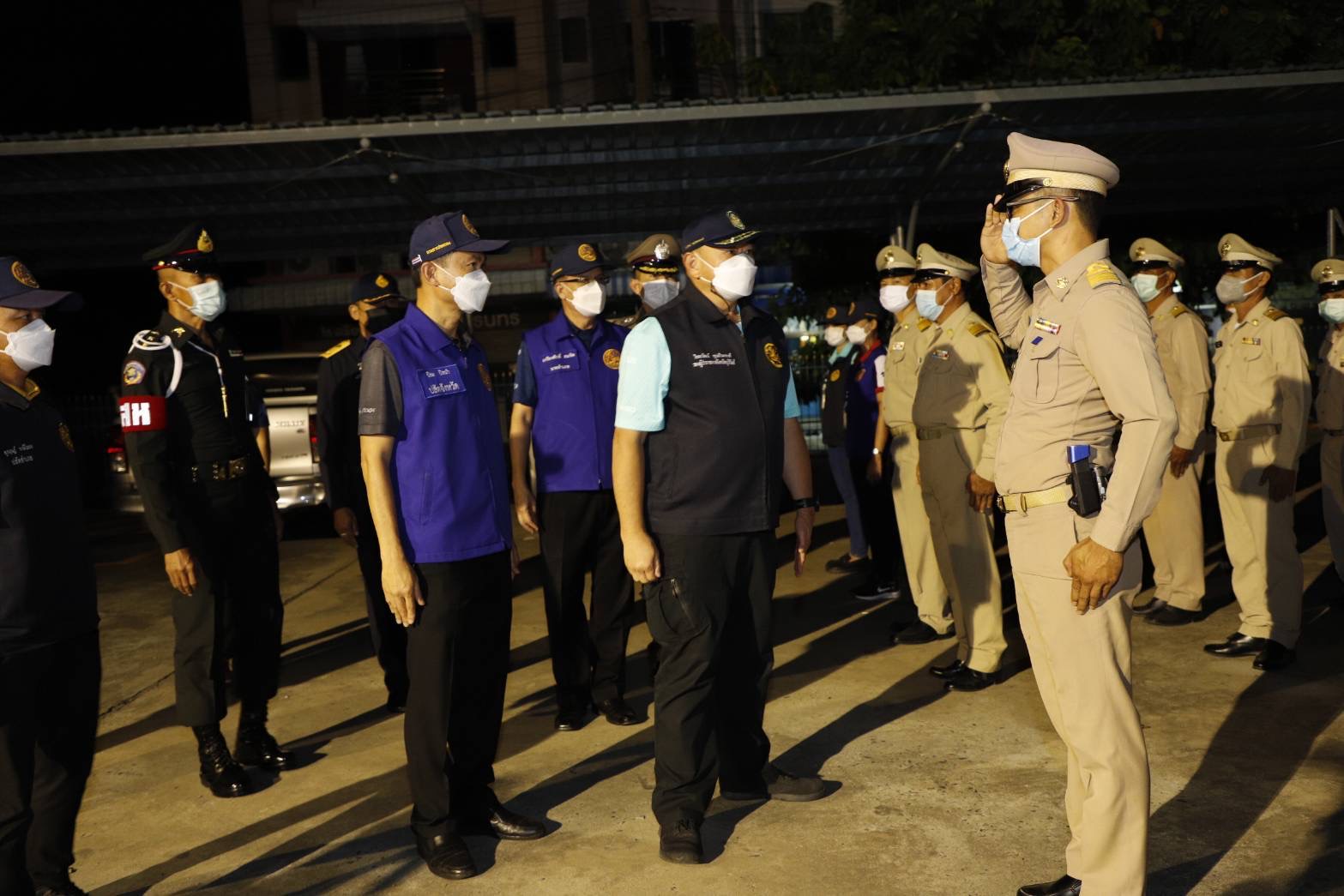 รองผู้ว่าฯบุรีรัมย์ นำทีม จนท.ออกสแกนยาเสพติดพนักงานในสถานบันเทิง