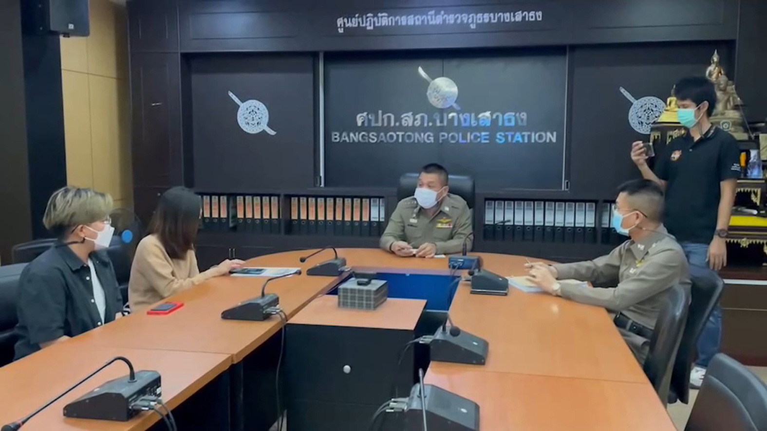  "สาวห้าง" ขับรถชนฝาท่อบนถนนเทพรัตน เข้าแจ้งความเรียกร้องค่าเสียหาย 