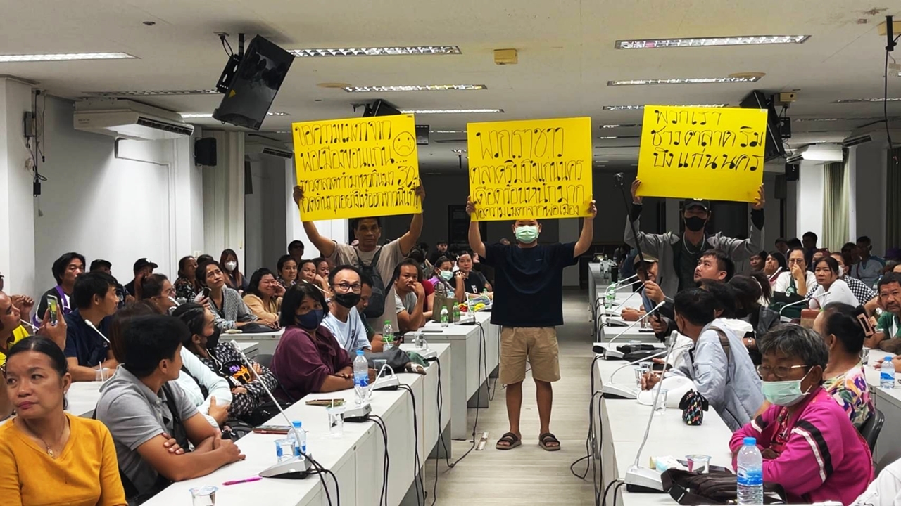 พ่อค้า-แม่ค้า 100 รายบุกศาลากลางขอนแก่น จี้เทศบาลแจงย้ายตลาดริมบึงแก่นนครใน 3 วัน