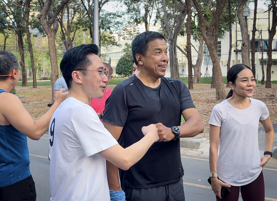 “ยศชนัน” ใส่เสื้อเบอร์ 9 นำทีมผู้สมัคร สส.กทม. พท. วิ่งสวนลุมพินี เจอ “ชัชชาติ” ชนหมัด–วิ่งคู่ ชูสวนสาธารณะสร้างสุขภาพดี