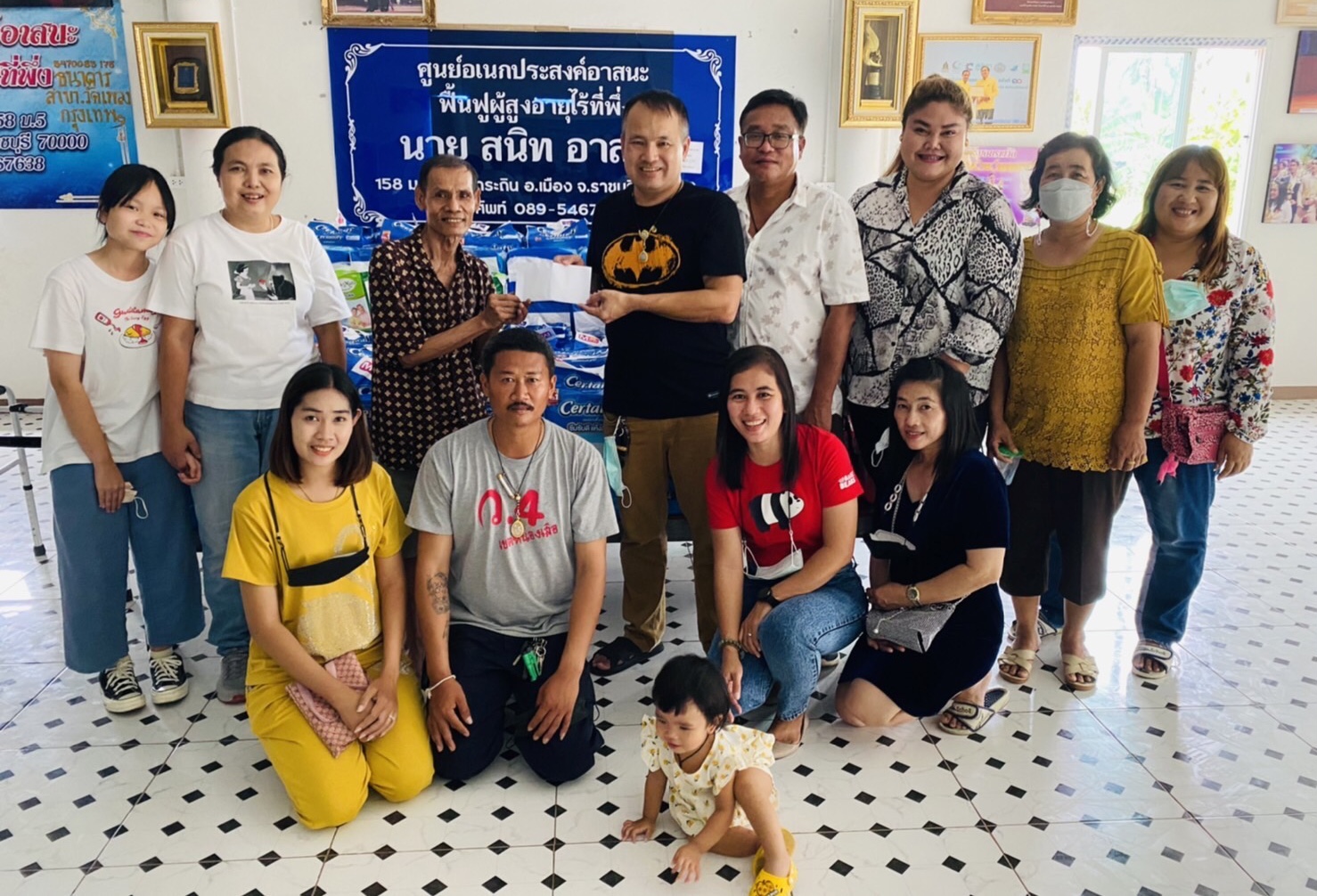 “ป่อง มงคลบารมี” เซียนพระชื่อดัง ร่วมกับสื่อมวลชน บริจาคสิ่งของ ช่วยเหลือผู้ป่วยติดเตียง