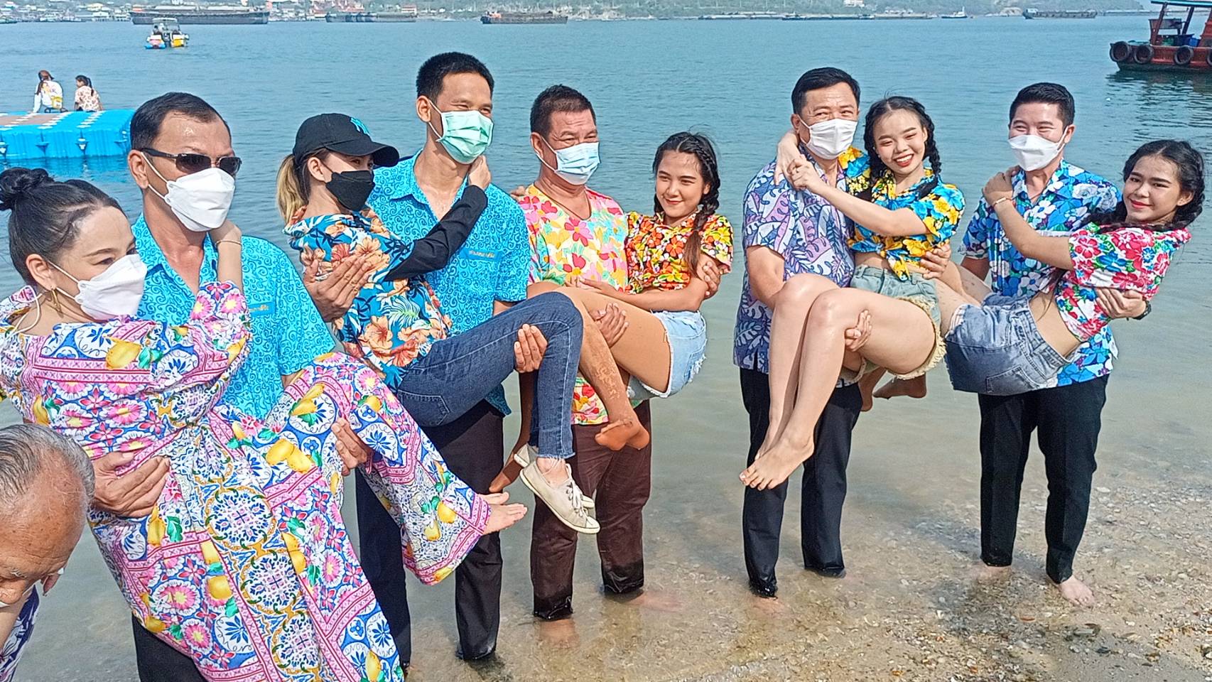 หนึ่งเดียวในโลก! แห่ร่วมงาน "อุ้มสาวลงน้ำ" เกาะขามใหญ่ 