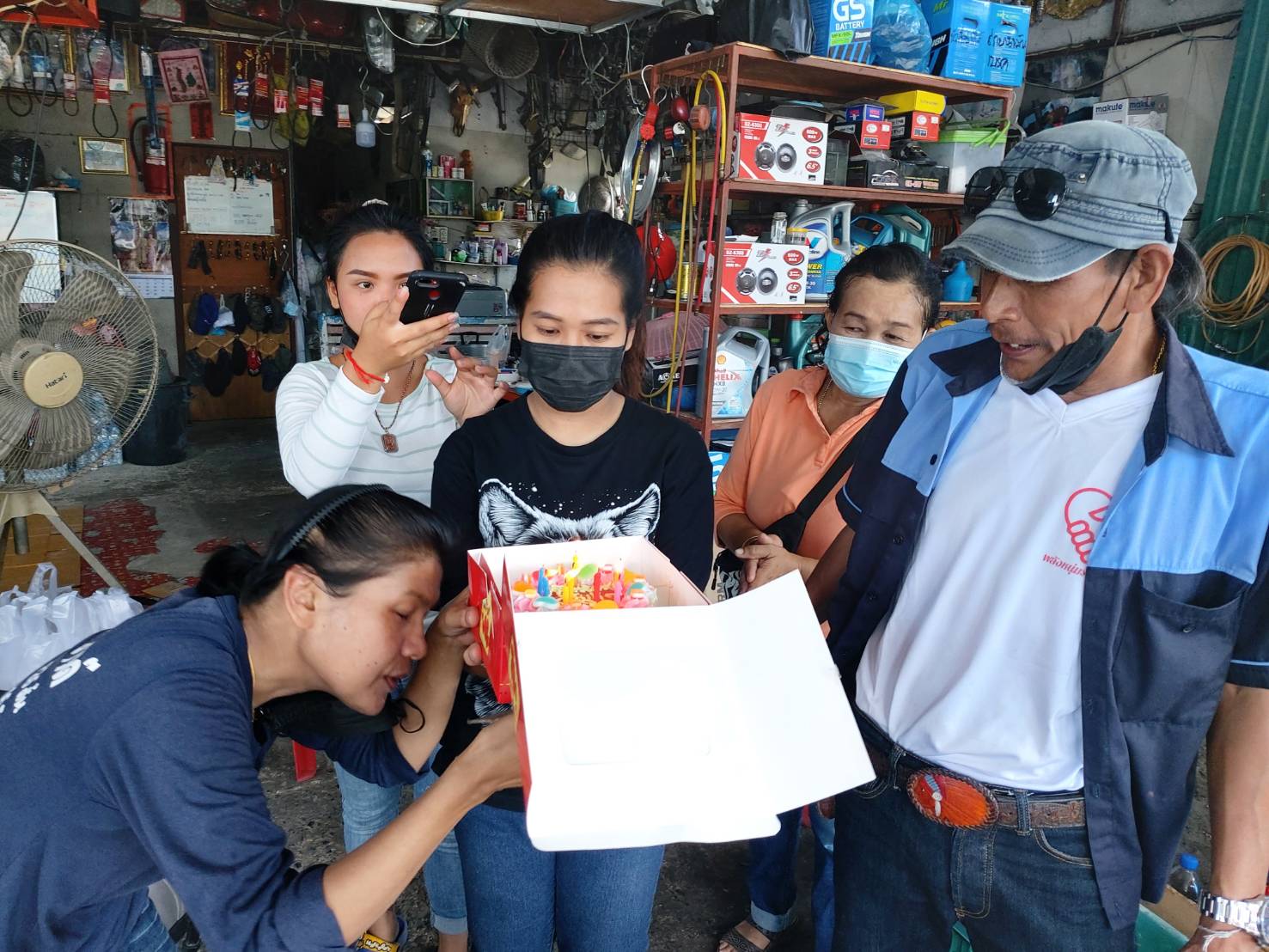 "เกิดมาทั้งทีต้องตอบแทนคุณแผ่นดิน"ร้านตั้น แอร์ แอนด์เซอร์วิส มอบข้าวกล่องประชาชนที่ได้รับผลกระทบโควิด-19