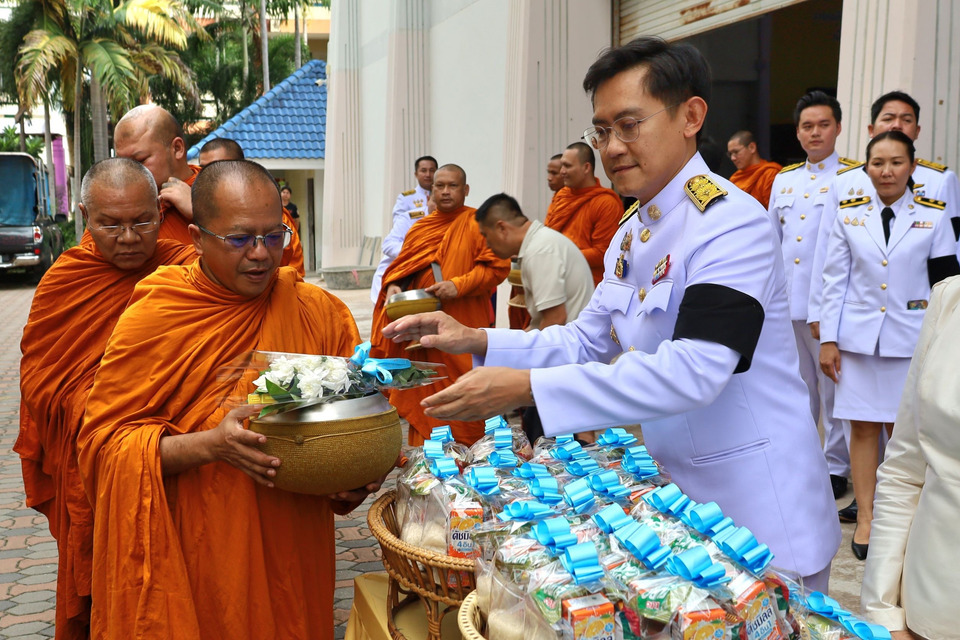 ชาวบางละมุงพร้อมใจทำบุญตักบาตร 94 รูป ถวายเป็นพระราชกุศล เนื่องในวันคล้ายวันพระราชสมภพ 12 สิงหาคม