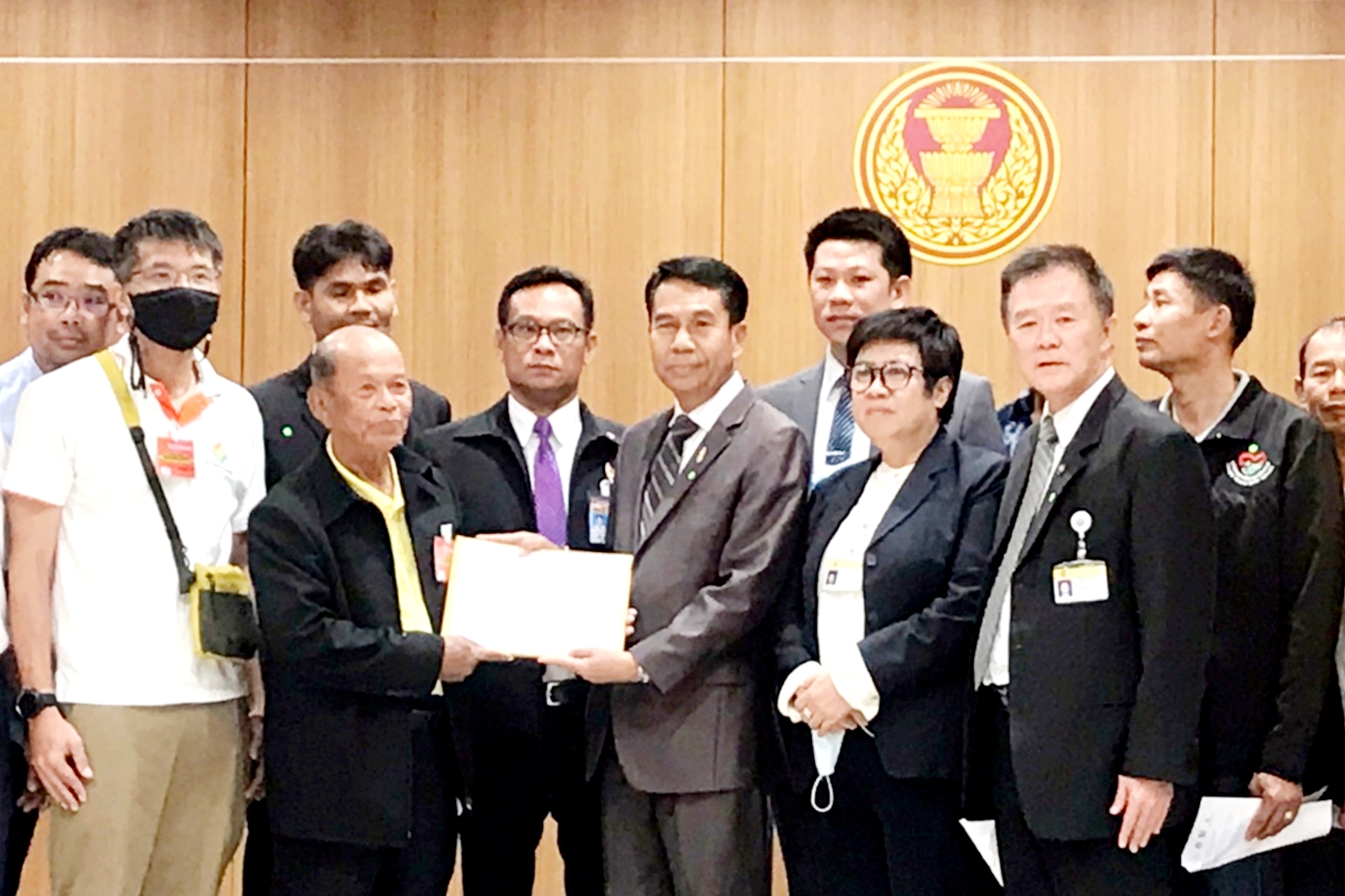 ชาวไร่ยาสูบบุกสภาร้อง "สุทิน"ช่วย 3 ข้อ จ่อตั้งกระทู้ถามรมต. 