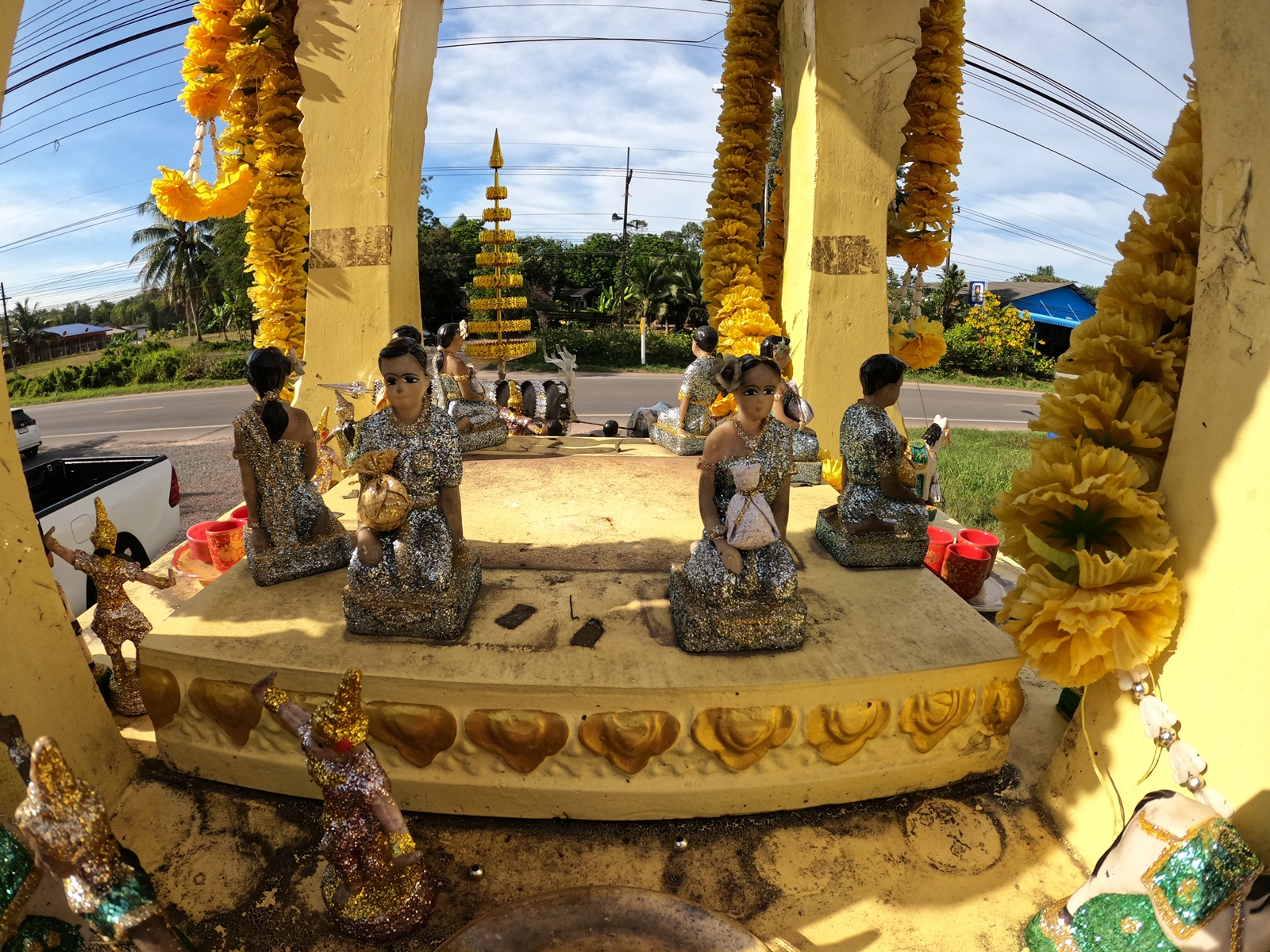 เสี่ยอู่ซ่อมรถดังจังหวัดตราดถูกขโมยพระพรหมราคา 20,000 บาท พร้อมแจกันทองแดง