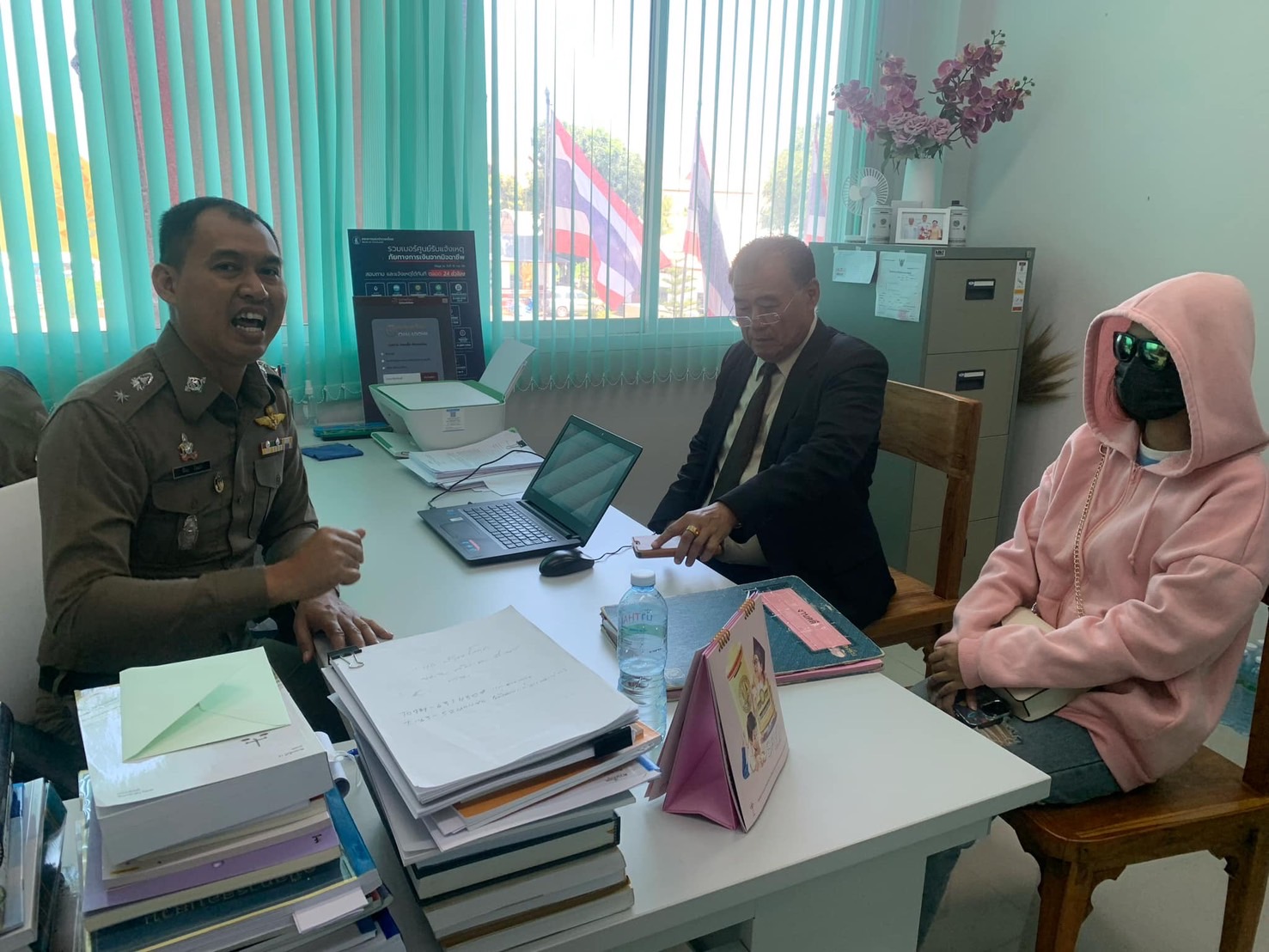 “ทนายอ้วน” นำเด็กวัย 19 ปี บุกโรงพักเมืองเพชรบูรณ์ แจ้งความดำเนินคดีกับกลุ่มวัยรุ่นนับสิบคนรุมโทรมกลางดึก
